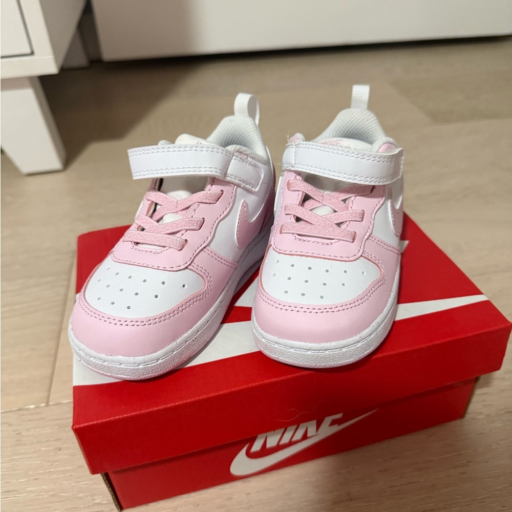 Toddler Nike sneakers-new